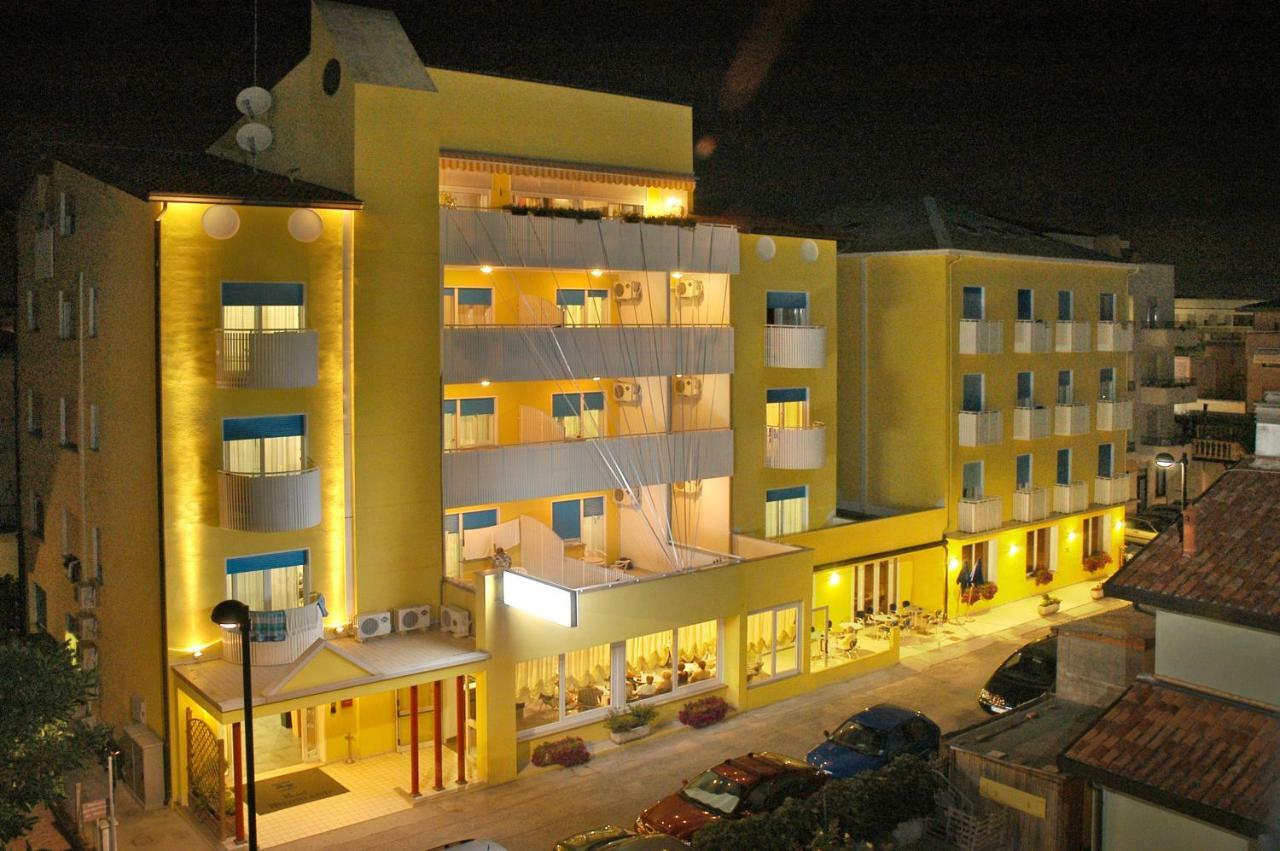 Hotel Nederland Каорле Экстерьер фото